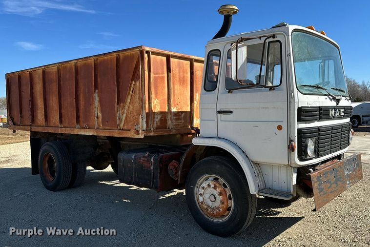 image for item GG9879 1983 Mack  grain truck