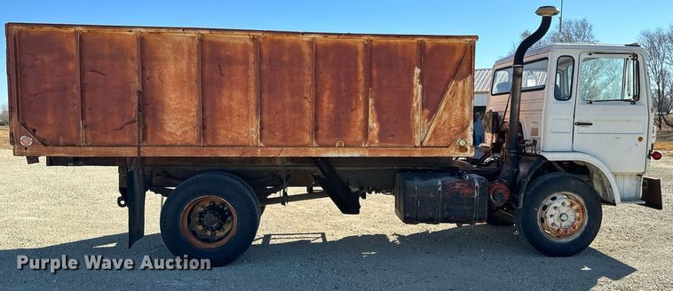 image for item GG9879 1983 Mack  grain truck