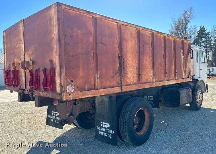 image for item GG9879 1983 Mack  grain truck