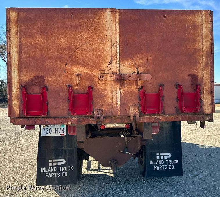 image for item GG9879 1983 Mack  grain truck