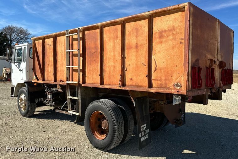 image for item GG9879 1983 Mack  grain truck