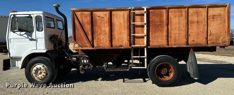 image for item GG9879 1983 Mack  grain truck