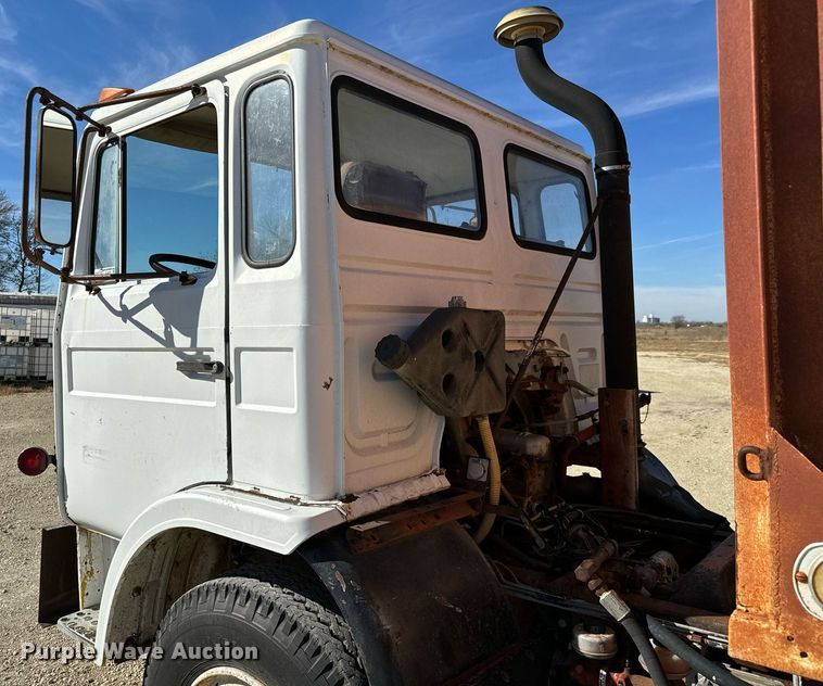 image for item GG9879 1983 Mack  grain truck