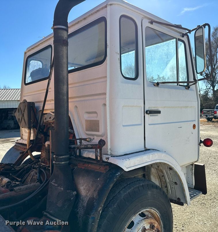 image for item GG9879 1983 Mack  grain truck