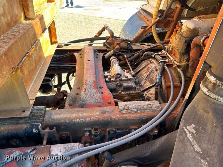 image for item GG9879 1983 Mack  grain truck