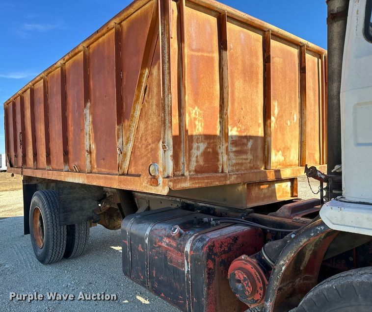 image for item GG9879 1983 Mack  grain truck