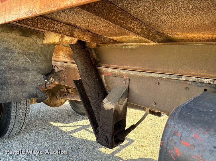 image for item GG9879 1983 Mack  grain truck