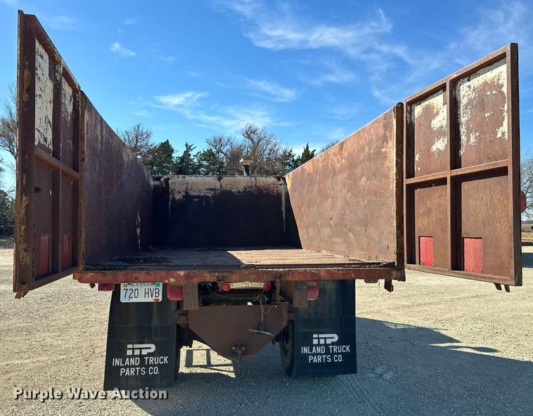 image for item GG9879 1983 Mack  grain truck