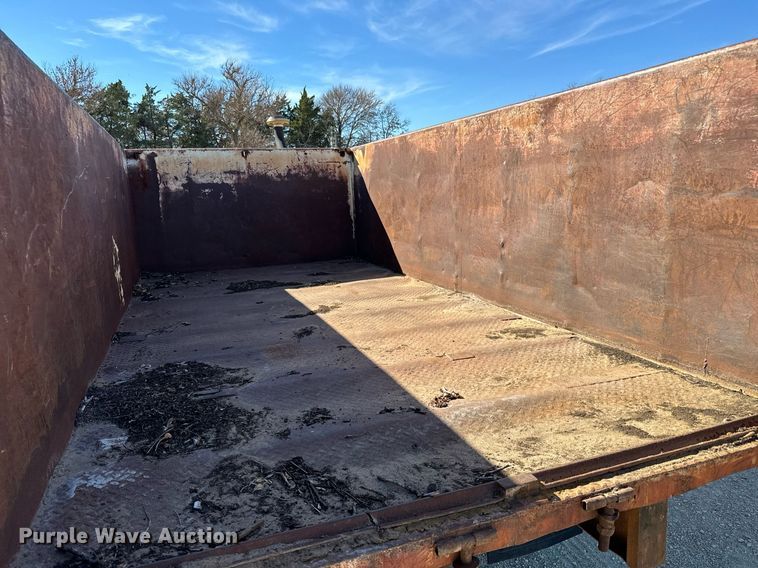 image for item GG9879 1983 Mack  grain truck