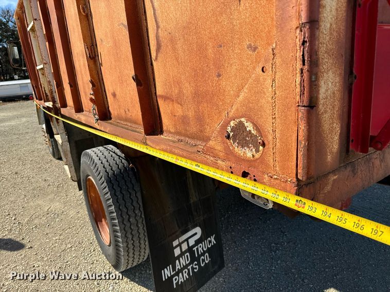 image for item GG9879 1983 Mack  grain truck