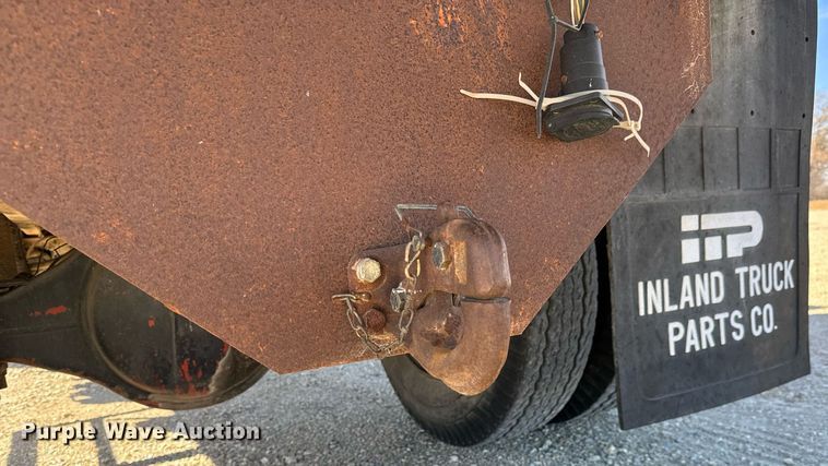 image for item GG9879 1983 Mack  grain truck