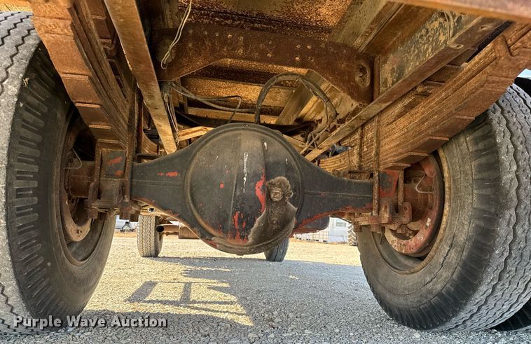 image for item GG9879 1983 Mack  grain truck