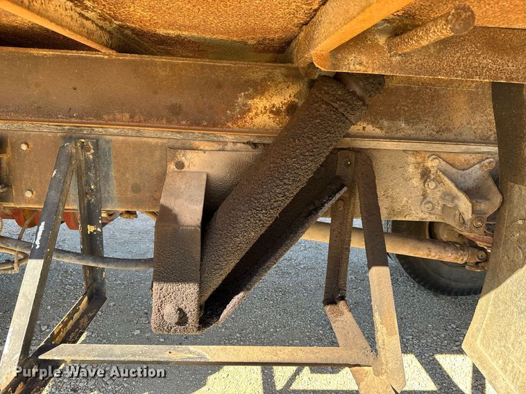 image for item GG9879 1983 Mack  grain truck