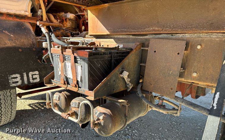 image for item GG9879 1983 Mack  grain truck