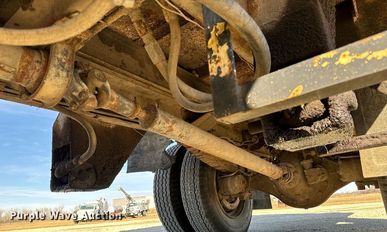 image for item GG9879 1983 Mack  grain truck