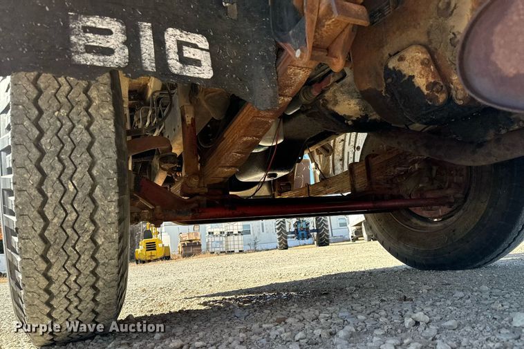 image for item GG9879 1983 Mack  grain truck