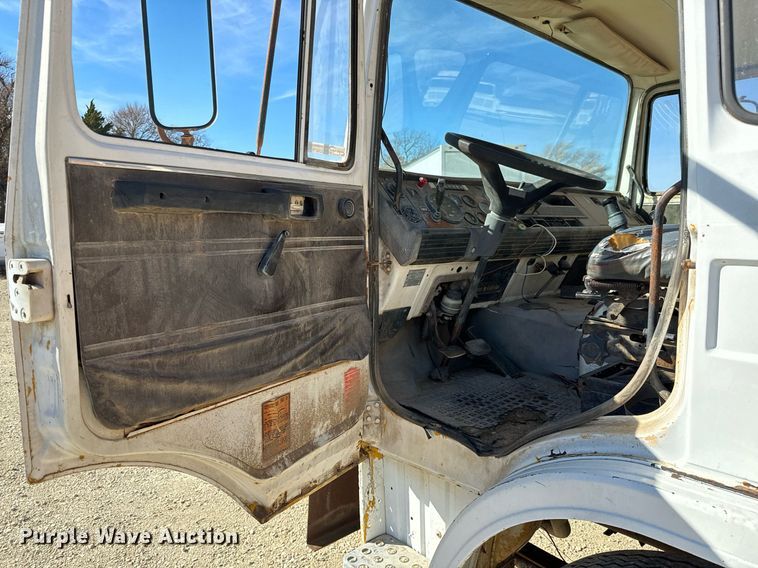 image for item GG9879 1983 Mack  grain truck