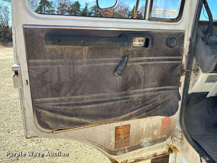 image for item GG9879 1983 Mack  grain truck