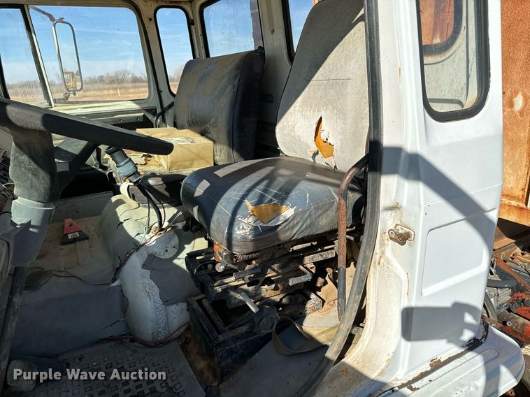 image for item GG9879 1983 Mack  grain truck