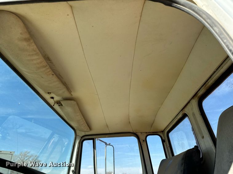 image for item GG9879 1983 Mack  grain truck