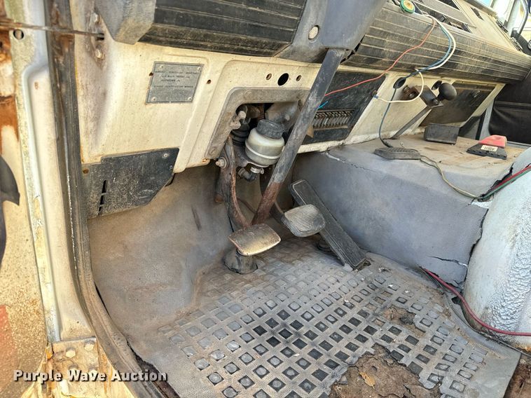 image for item GG9879 1983 Mack  grain truck