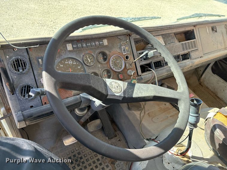 image for item GG9879 1983 Mack  grain truck