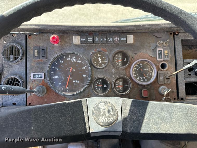 image for item GG9879 1983 Mack  grain truck