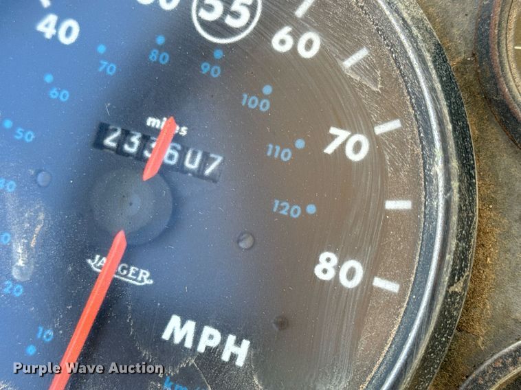 image for item GG9879 1983 Mack  grain truck