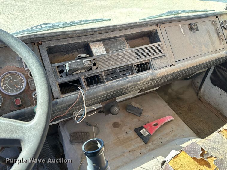 image for item GG9879 1983 Mack  grain truck