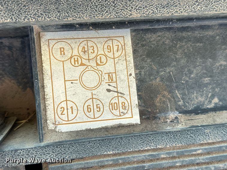 image for item GG9879 1983 Mack  grain truck