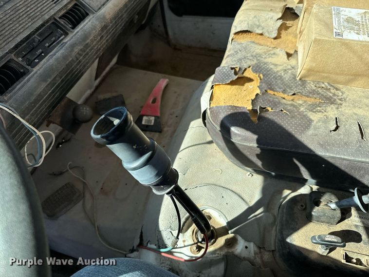 image for item GG9879 1983 Mack  grain truck