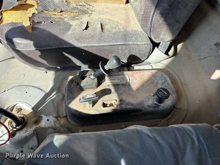 image for item GG9879 1983 Mack  grain truck