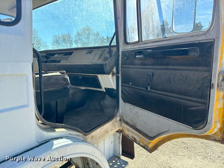 image for item GG9879 1983 Mack  grain truck