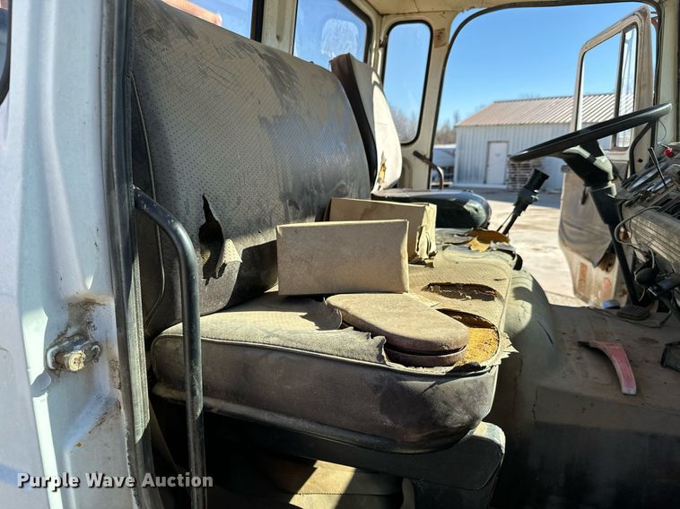 image for item GG9879 1983 Mack  grain truck