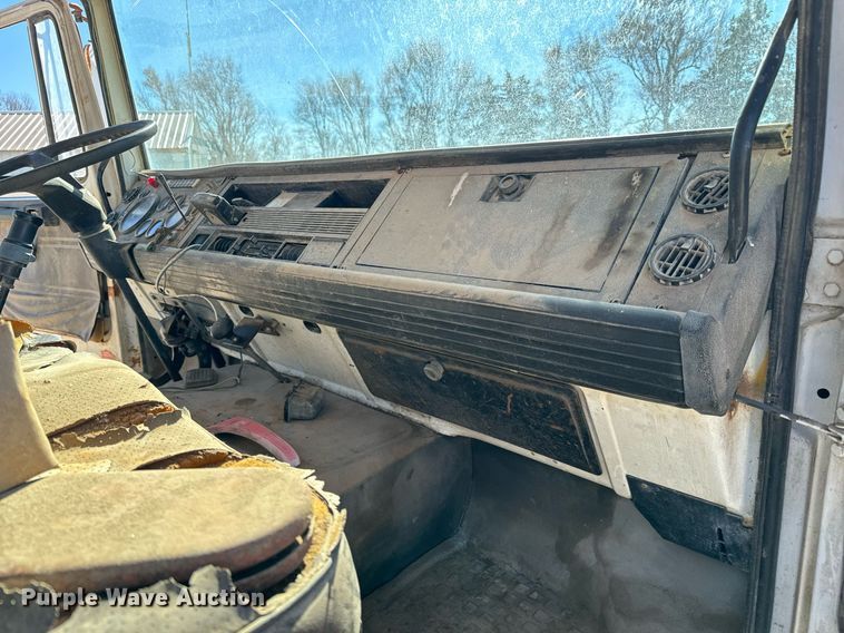 image for item GG9879 1983 Mack  grain truck