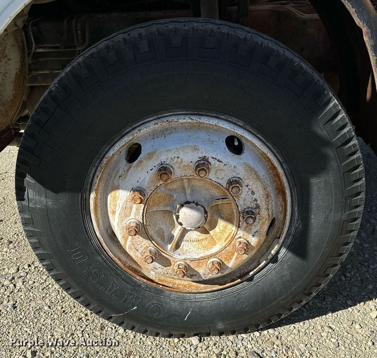 image for item GG9879 1983 Mack  grain truck