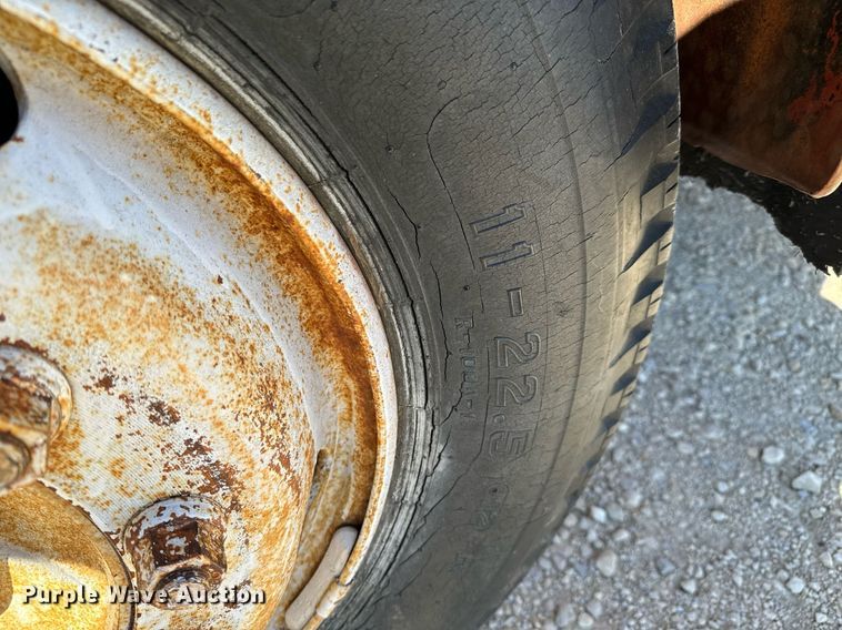 image for item GG9879 1983 Mack  grain truck