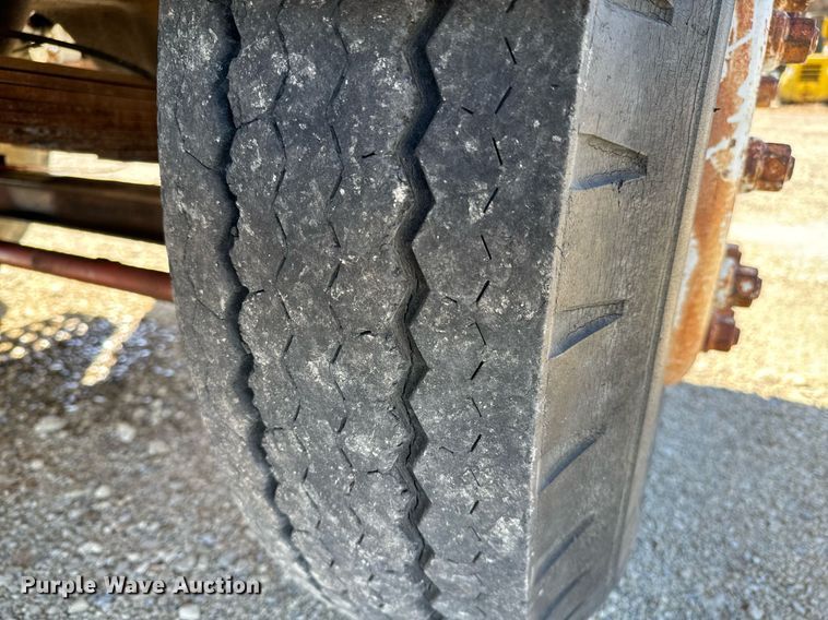 image for item GG9879 1983 Mack  grain truck