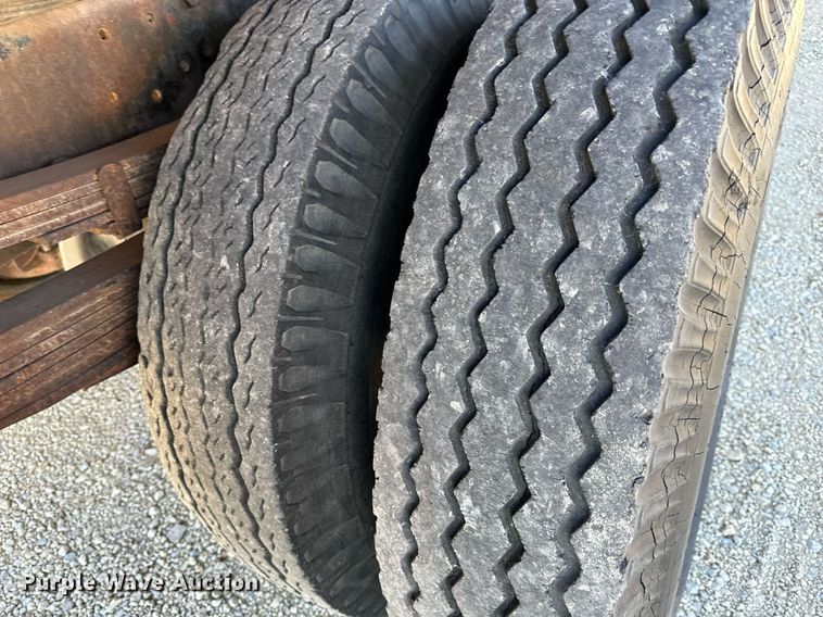 image for item GG9879 1983 Mack  grain truck