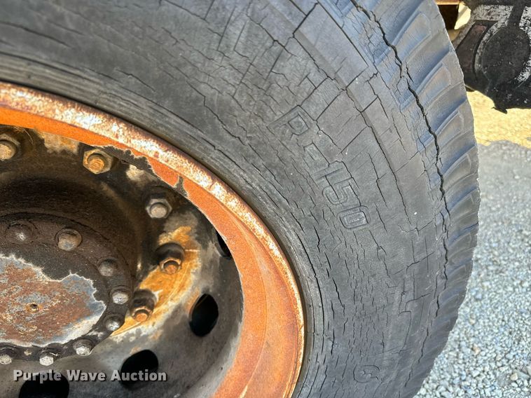 image for item GG9879 1983 Mack  grain truck