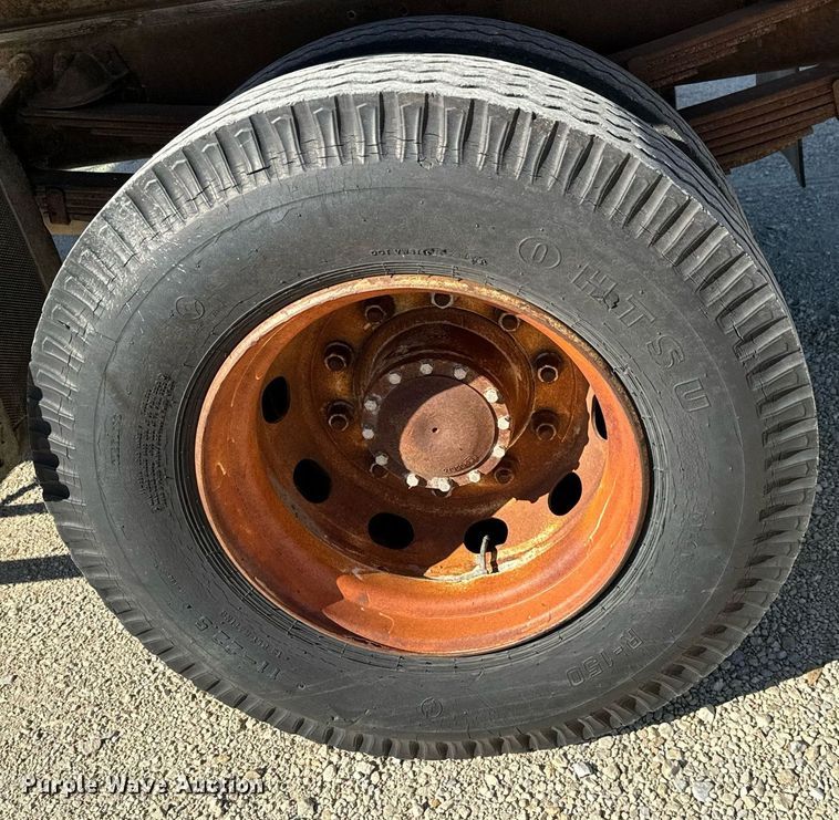 image for item GG9879 1983 Mack  grain truck