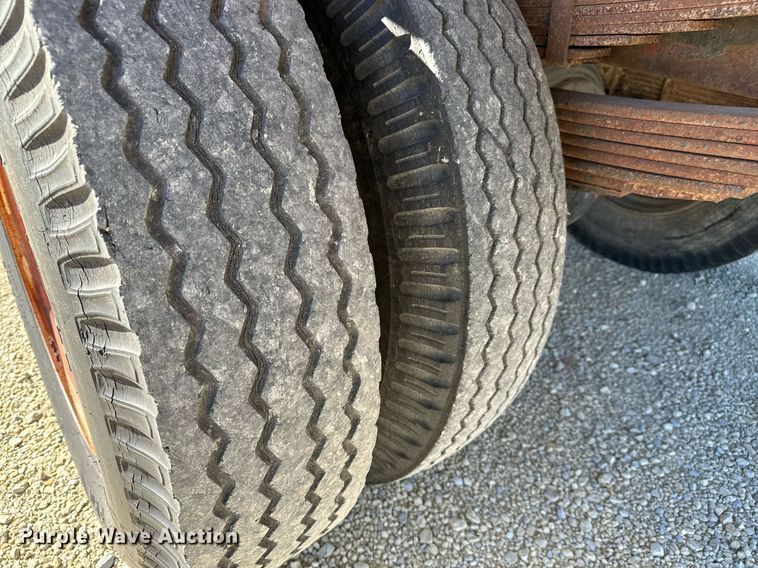 image for item GG9879 1983 Mack  grain truck