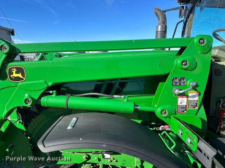 image for item IU9188 2014 John Deere 6125M  MFWD tractor