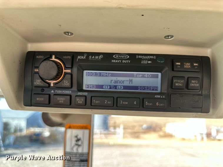 image for item IU9188 2014 John Deere 6125M  MFWD tractor