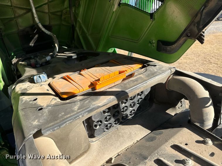 image for item IU9188 2014 John Deere 6125M  MFWD tractor