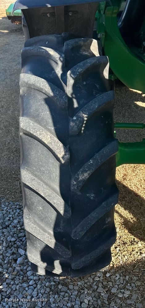 image for item IU9188 2014 John Deere 6125M  MFWD tractor