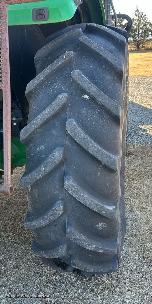 image for item IU9188 2014 John Deere 6125M  MFWD tractor