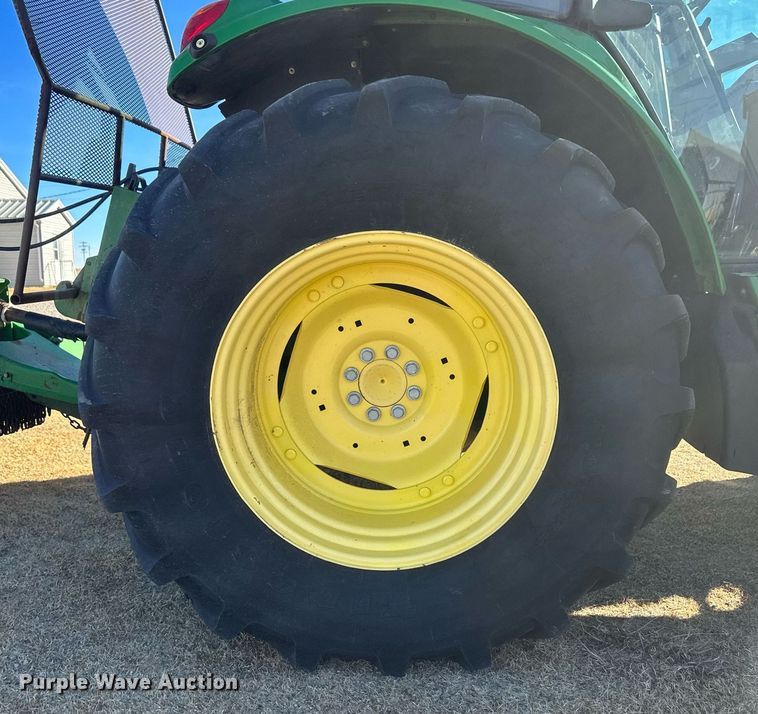 image for item IU9188 2014 John Deere 6125M  MFWD tractor