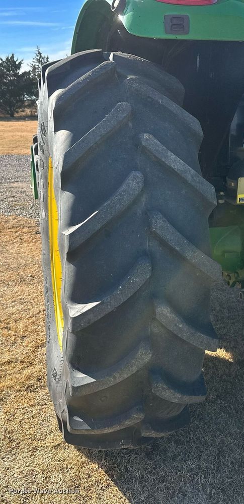 image for item IU9188 2014 John Deere 6125M  MFWD tractor