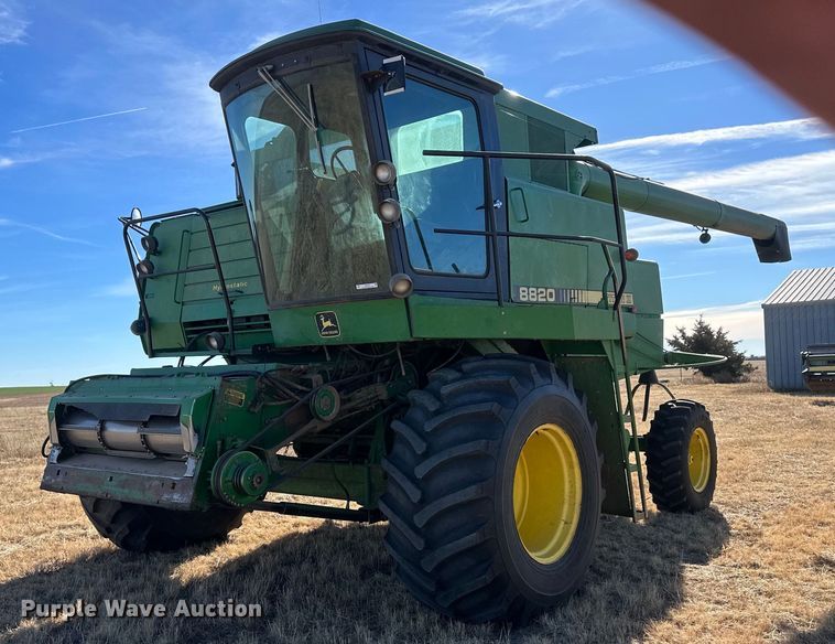 image for item IU9193 1988 John Deere 8820 Titan II  combine